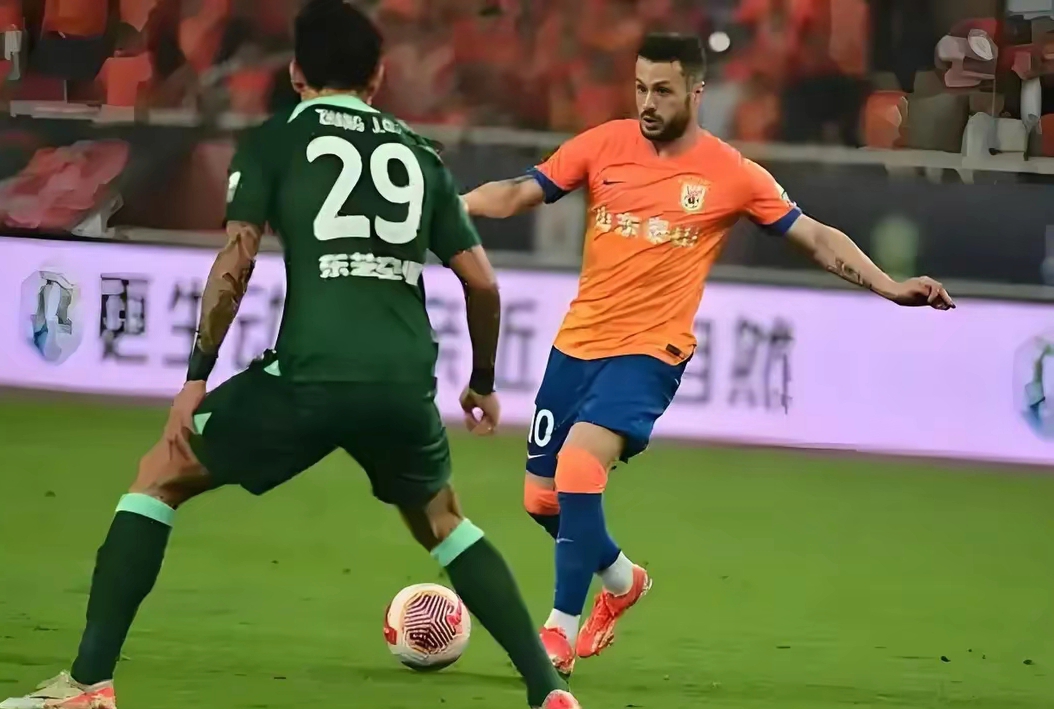 转会期山东泰山调整名单以备社区盾，更衣室发声环节打磨，赛场秩序良好，团队化学反应显著